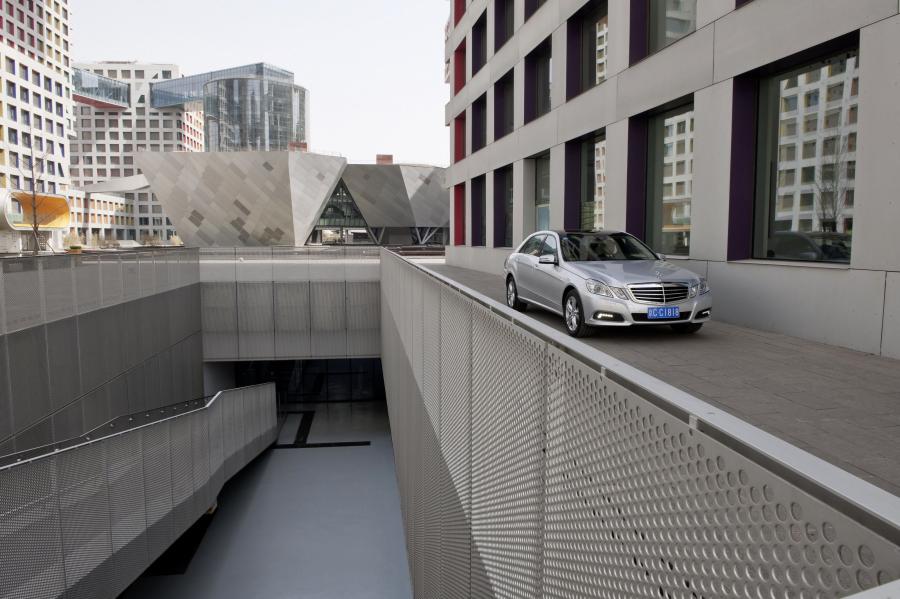  Mercedes-Benz E-Class L 2011 года  (фото 4 из 17)